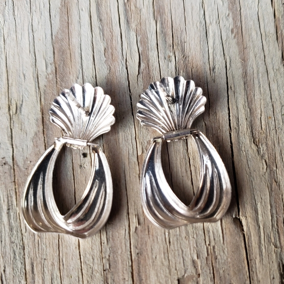 Botticelli Venus Sterling Silver Clamshell Earrings - Picture 3 of 4